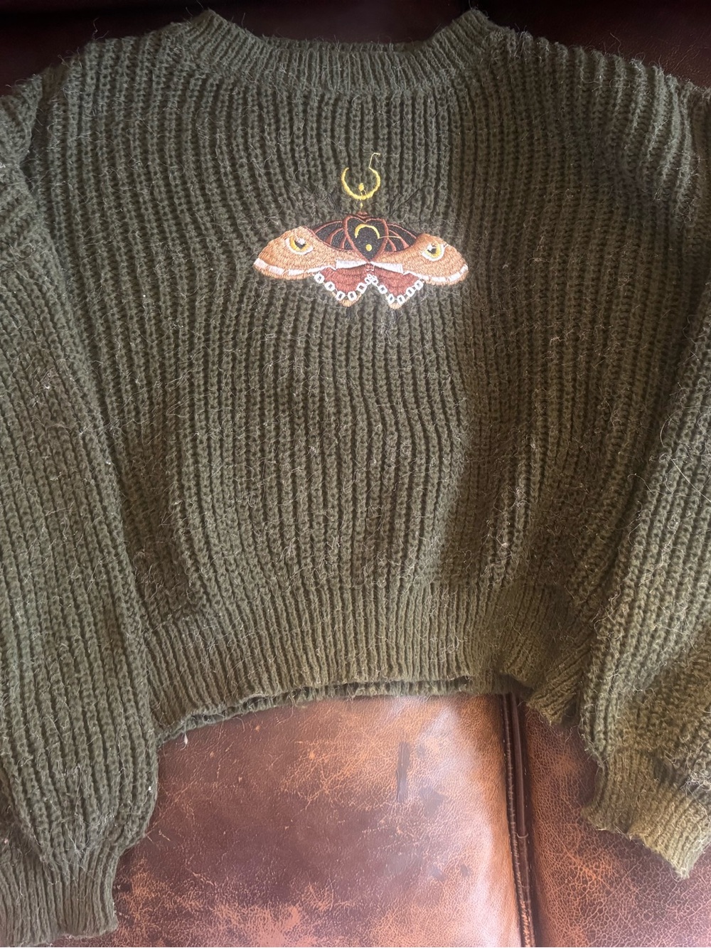 ROMWE Olive Green Cropped Knit Sweater with Embroidered Moth